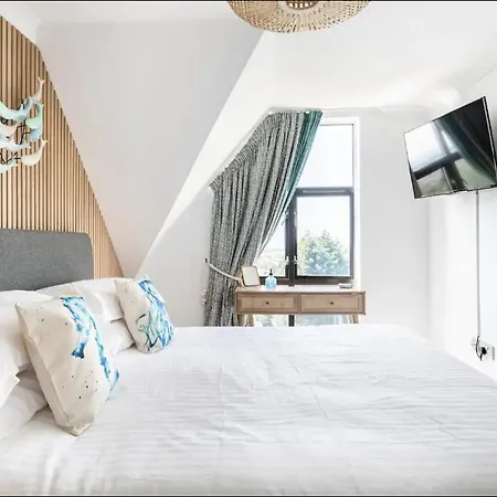 5 Mins From The Eden Project Baybreeze Apartment, Sea Views, Super Kingsize Beds