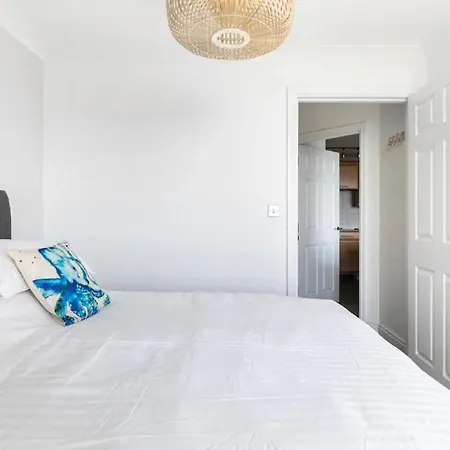 5 Mins From The Eden Project Baybreeze Apartment, Sea Views, Super Kingsize Beds