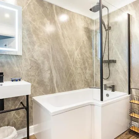 5 Mins From The Eden Project Baybreeze Apartment, Sea Views, Super Kingsize Beds 아파트 *